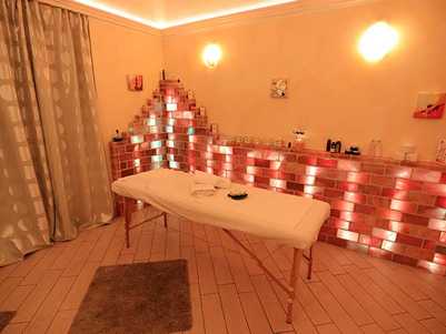 La stanza per massaggio, Bowtech con pareti revestiti in grotta di sale 